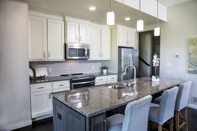 Building Photo - 1504 Residence Dr