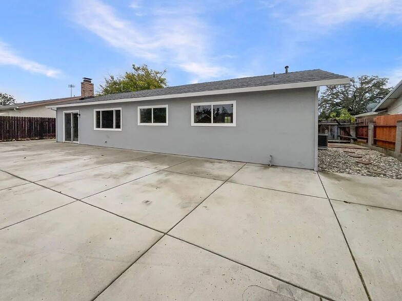 Building Photo - 5921 Hillsdale Blvd