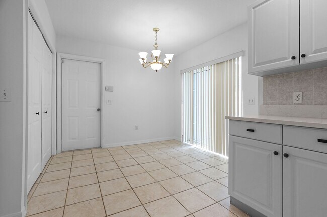 Building Photo - Bright & Airy 3-Bed Home Close to Universi...