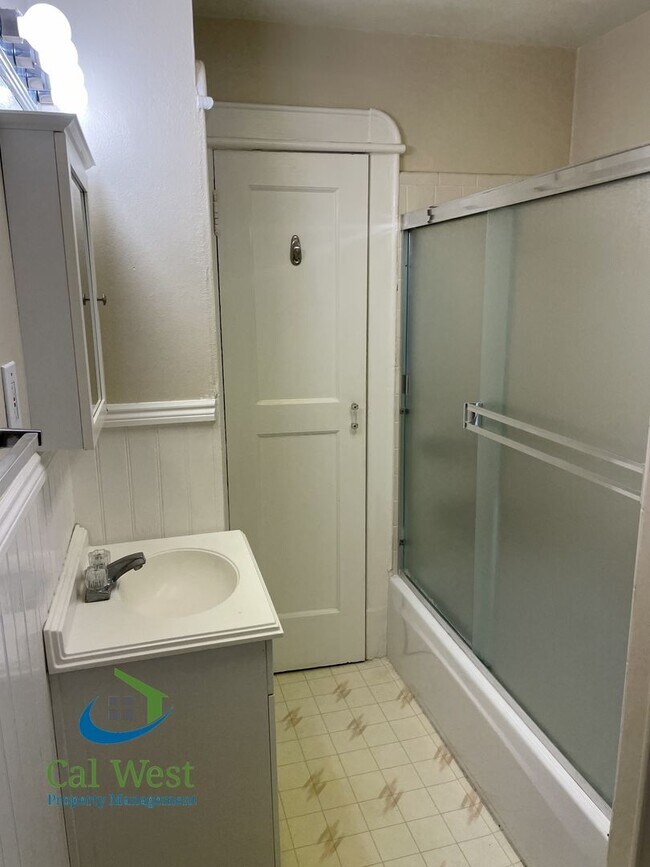 Building Photo - $2495 - 1Bed 1Bath Beautiful Duplex on a Tree Lined Street in the Rose Garden Area!