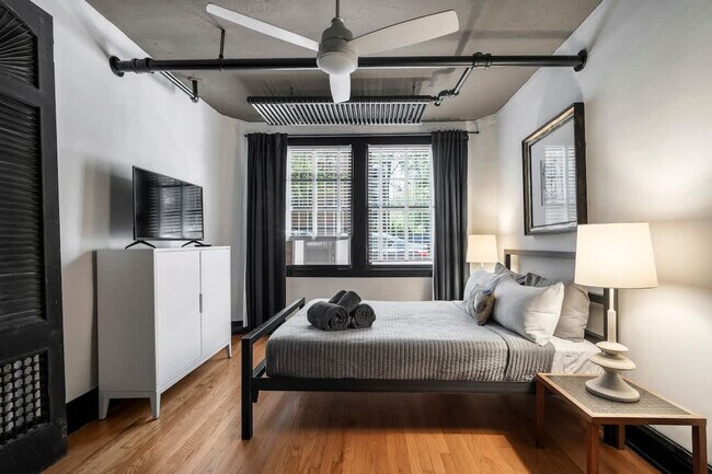 Building Photo - 1423 W Addison St