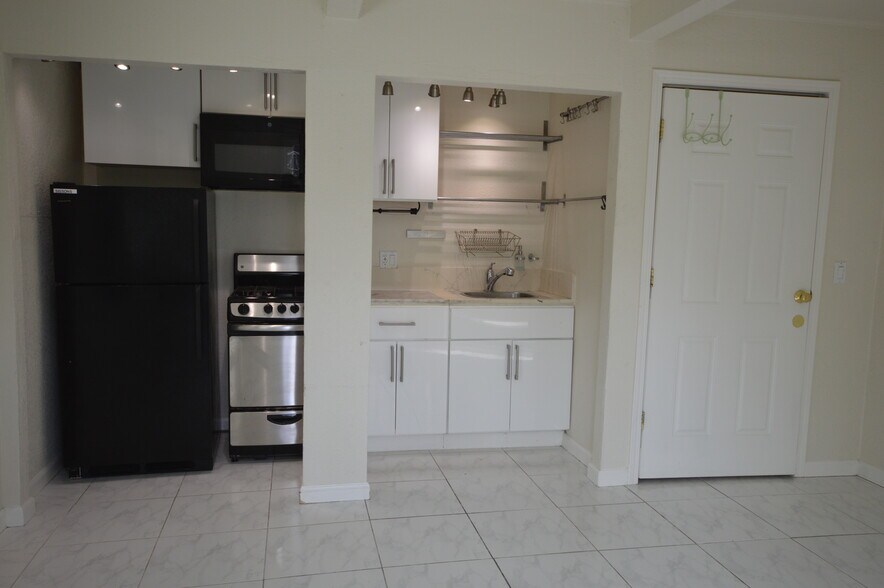 Building Photo - 1800 Devon Ct