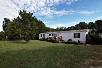 Building Photo - NOW AVAILABLE! 3 Bedroom 2 Bath Home on 1....