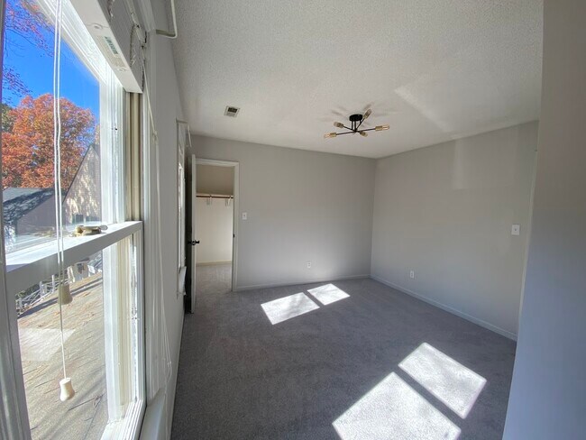 Building Photo - 118 W Skyhawk Dr