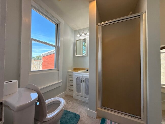 Building Photo - 7 Oak St