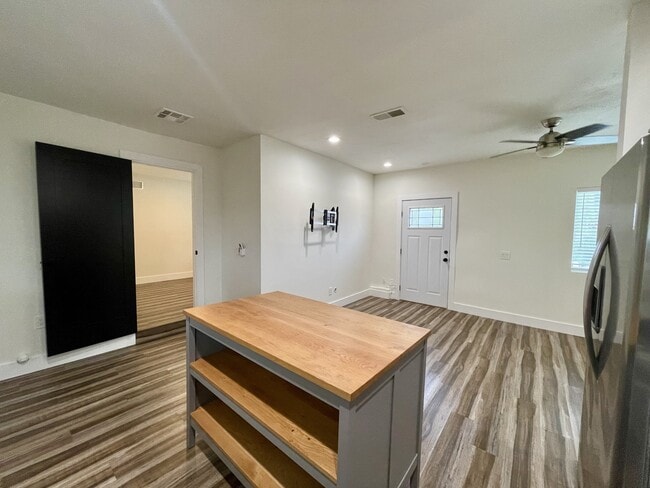 Building Photo - 9556 Cecilwood Dr