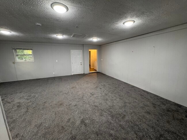 Building Photo - 514 S Pine St