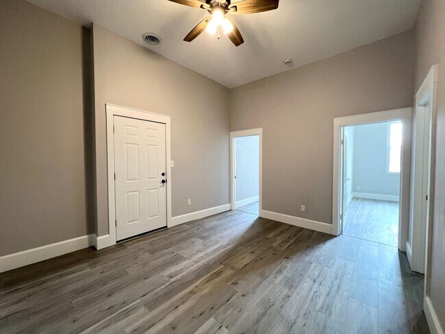 Building Photo - 2 Bedroom/1 Bathroom Unit in Delavan!