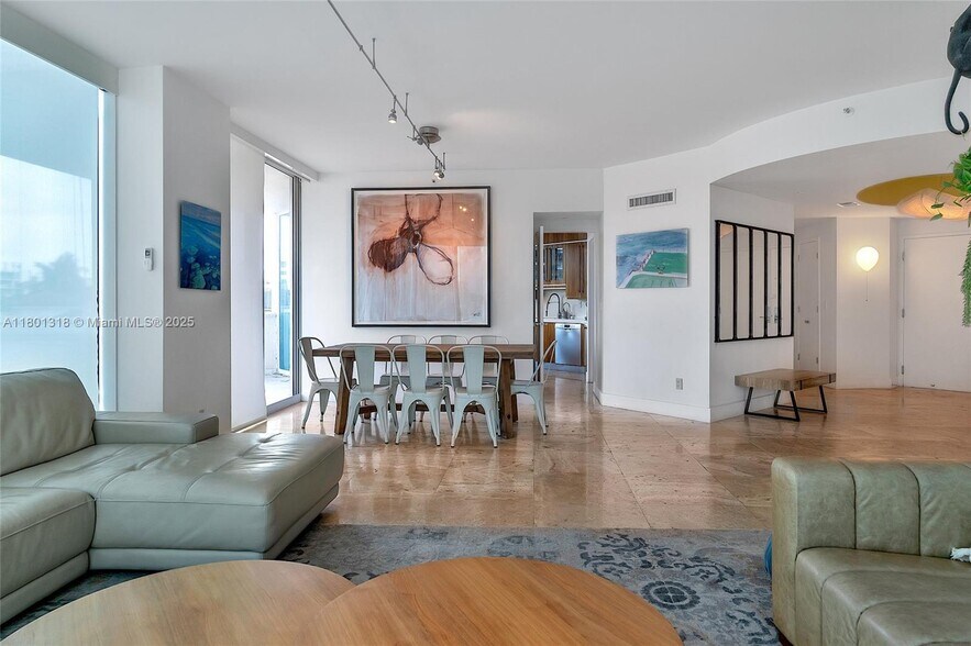 Building Photo - 300 S Pointe Dr