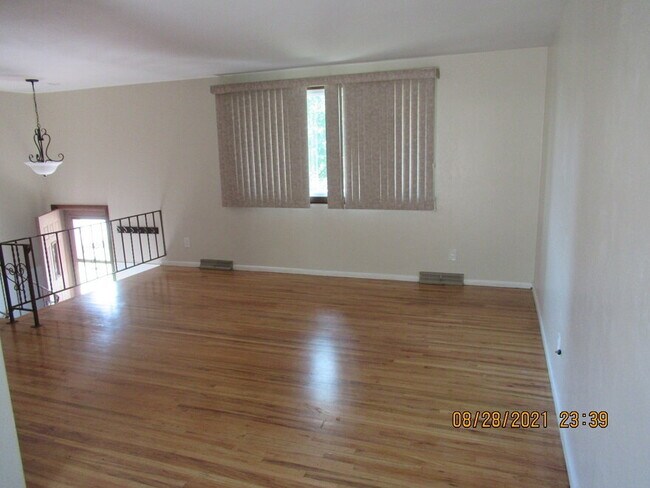 Building Photo - "Charming 4-Bed Arvada Home with Hardwood Floors & Finished Basement!"