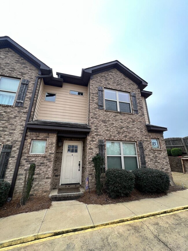 Building Photo - Parkview Condo- Unit H