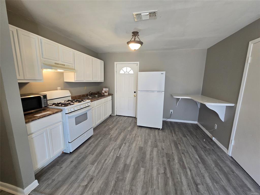 Building Photo - 4104 Lone Oak Dr