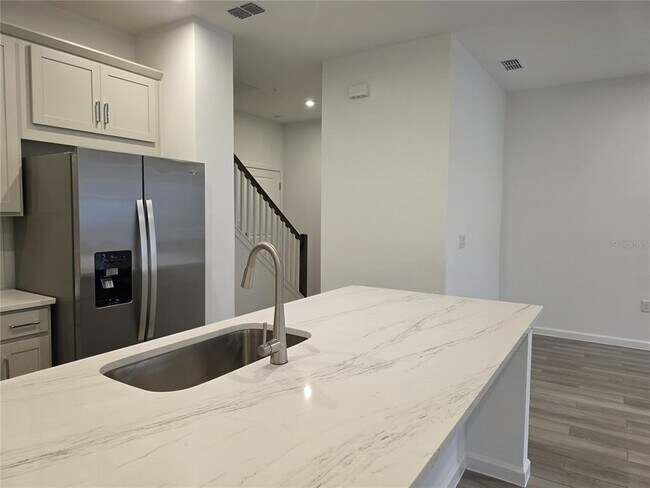 Building Photo - 9835 Walkway Dr
