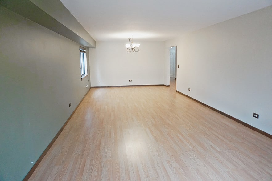 huge living room - 603 S River Rd