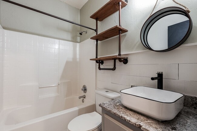 Building Photo - 1605 Silver Oak Dr