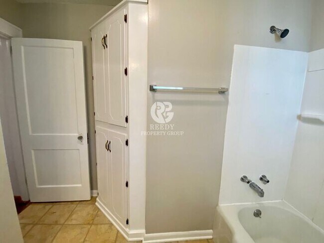 Building Photo - Spacious 3 bedroom and 1 bath home with FE...