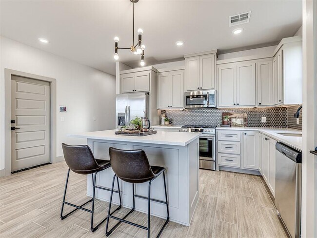 Building Photo - 2633 Crescent Ave