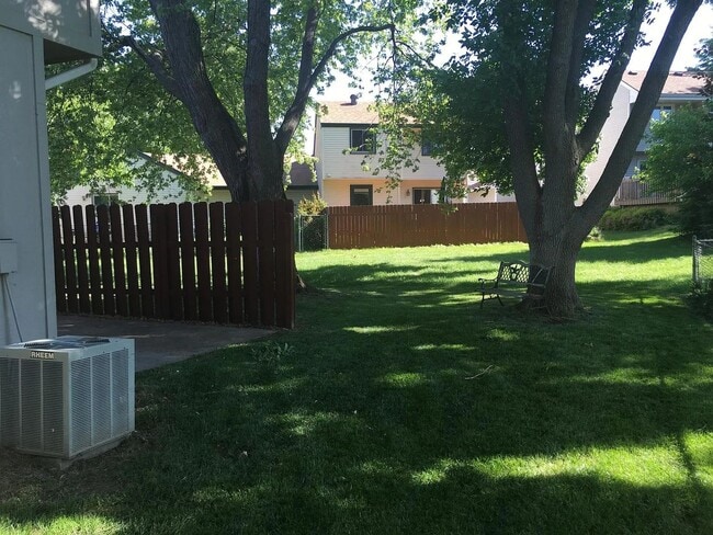 Building Photo - Updated Townhome in Willow Wood Near 120th & Blondo!