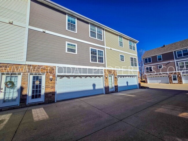 Building Photo - 2 Bedroom 2 Bath Townhome in Urbandale with attached 2 car garage!