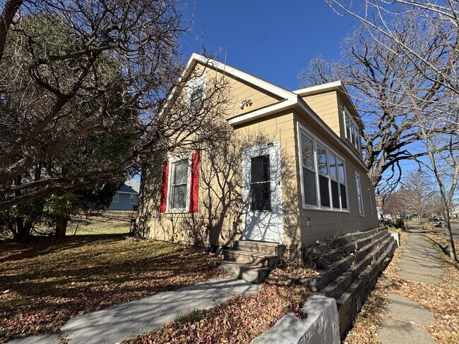 Primary Photo - 933 Front Ave