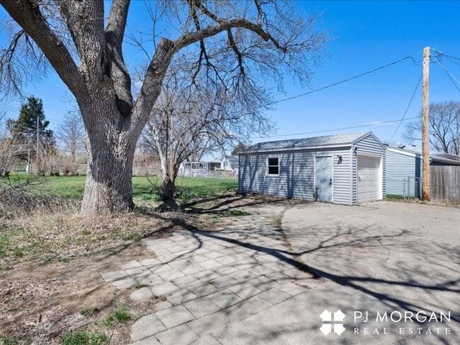Building Photo - 3 bedroom, 2 Bathroom Home - Available Now