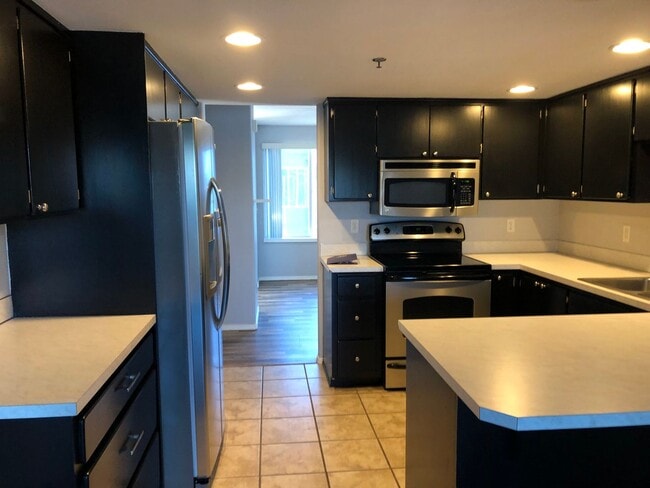 Building Photo - ***PENDING APPLICATION***Modern and spacious 2 bedroom condo with bonus room!