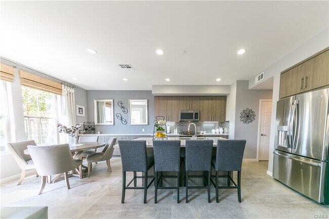 Building Photo - 308 Finch