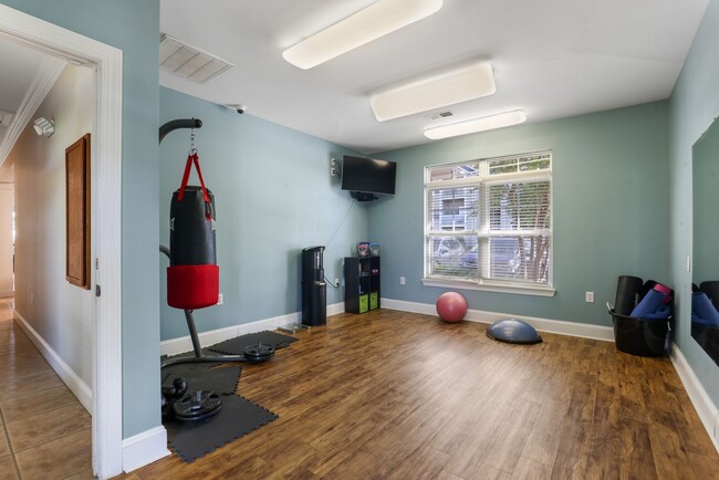 Building Photo - 2 Bedroom 2nd floor Castanza Available in ...