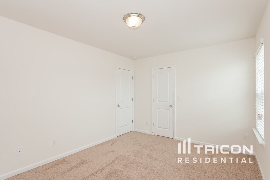 Building Photo - 156 King William Dr