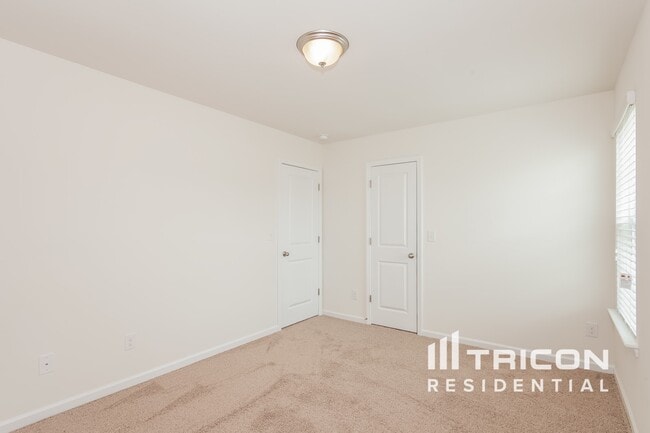 Building Photo - 156 King William Dr