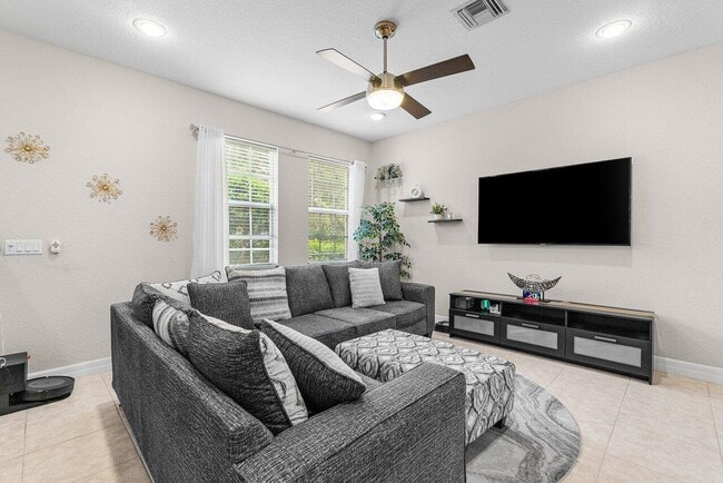 Building Photo - 212 W Thatch Palm Cir
