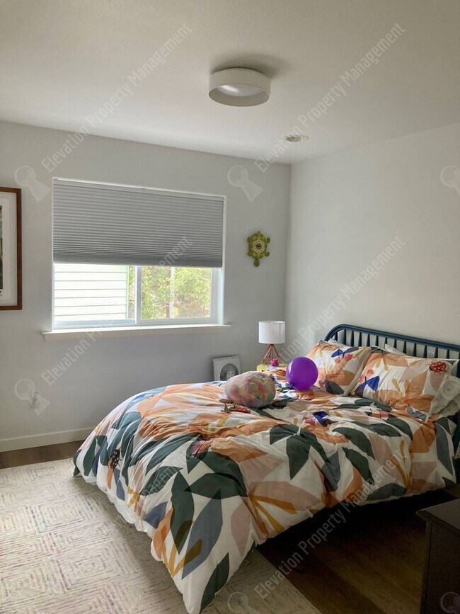 Building Photo - *Unfurnished* Beautifully updated 3 BR on ...