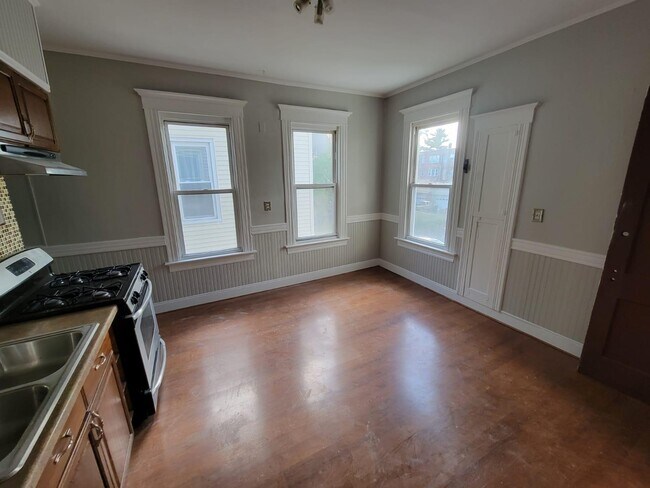 Building Photo - 504 Winthrop Ave