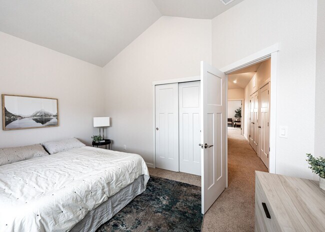 Building Photo - 3 Bedroom End Unit Luxury Townhome in Moun...