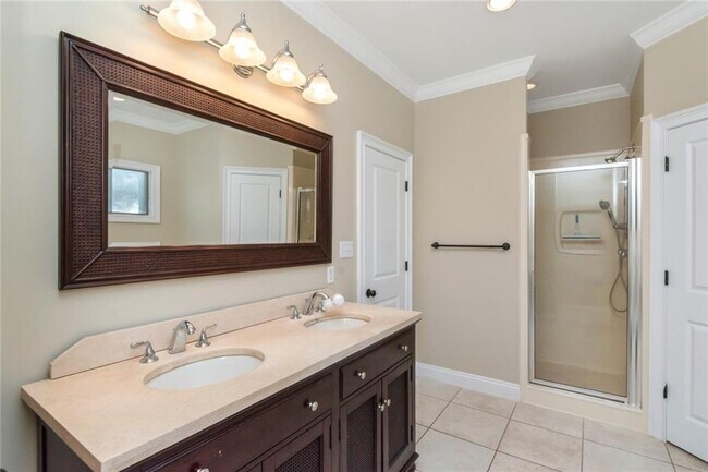 Building Photo - 1054 Linlen Ave