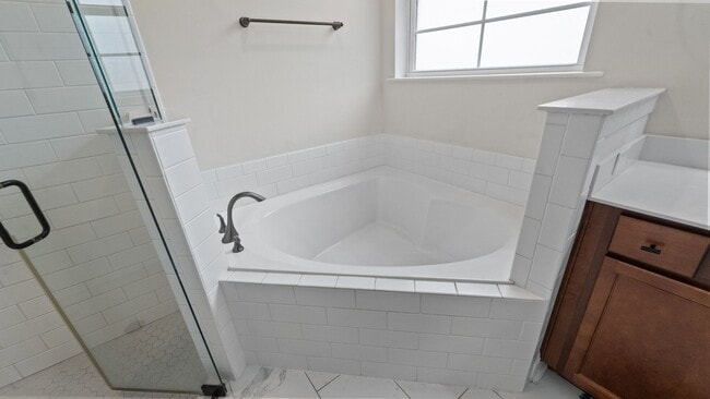 Building Photo - Spacious 6-Bedroom Waterfront Home in Richmond Hill, GA