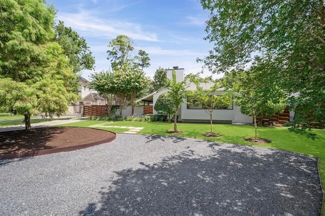 Building Photo - 10 Inwood Oaks Dr