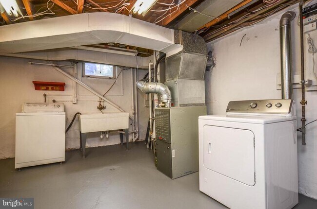 Building Photo - 4426 Hallet St