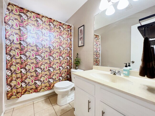 Building Photo - Comfortable 3 Bed, 2 Bath Home with Natural Light Throughout