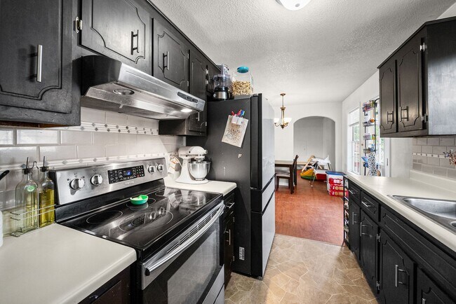 Building Photo - 919 Van Buren Ave