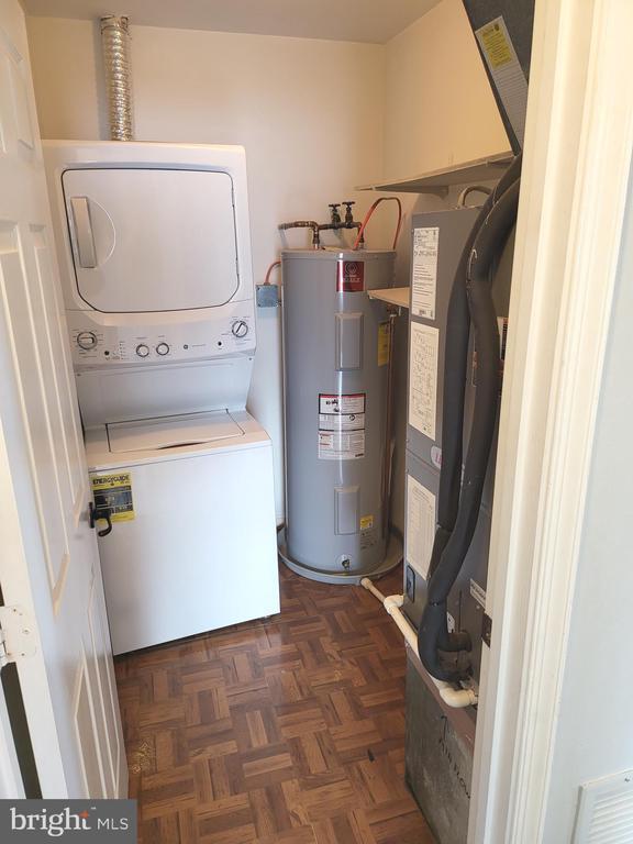 Building Photo - 9381 Scarlet Oak Dr