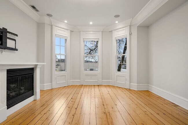 Building Photo - 703 E 4th St