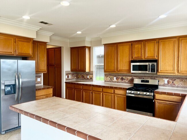 Building Photo - Stunning 4br + Den located on a view lot i...