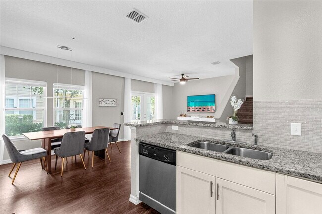 Building Photo - 5350 Diplomat Ct