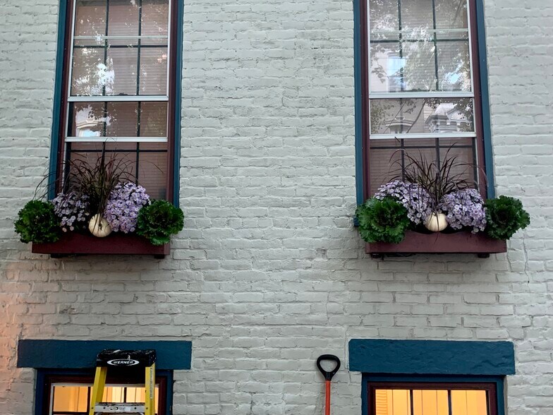 We’ll maintained unit on beautiful Hudson Ave! - 327 Hudson Ave