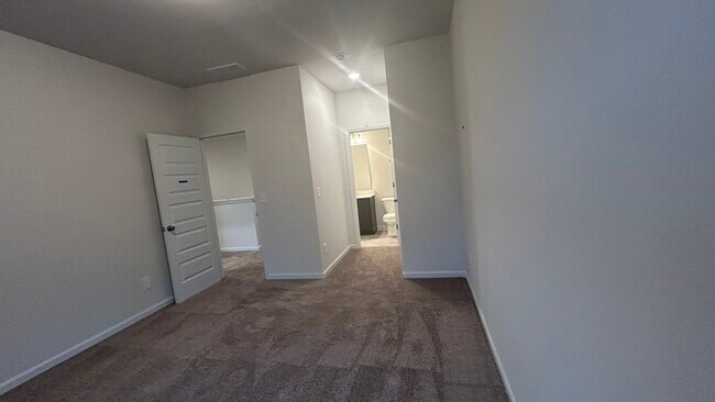 Building Photo - 415 Pointe N Dr