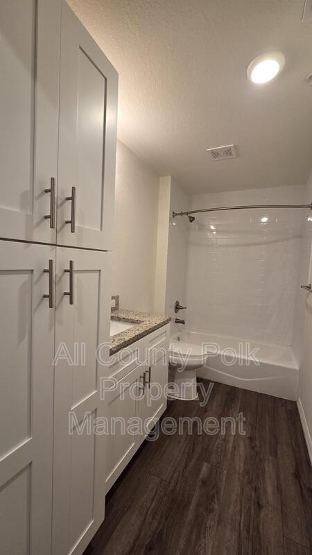 Building Photo - 915 Ariana St