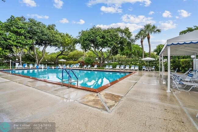 Building Photo - 3930 Oaks Clubhouse Dr