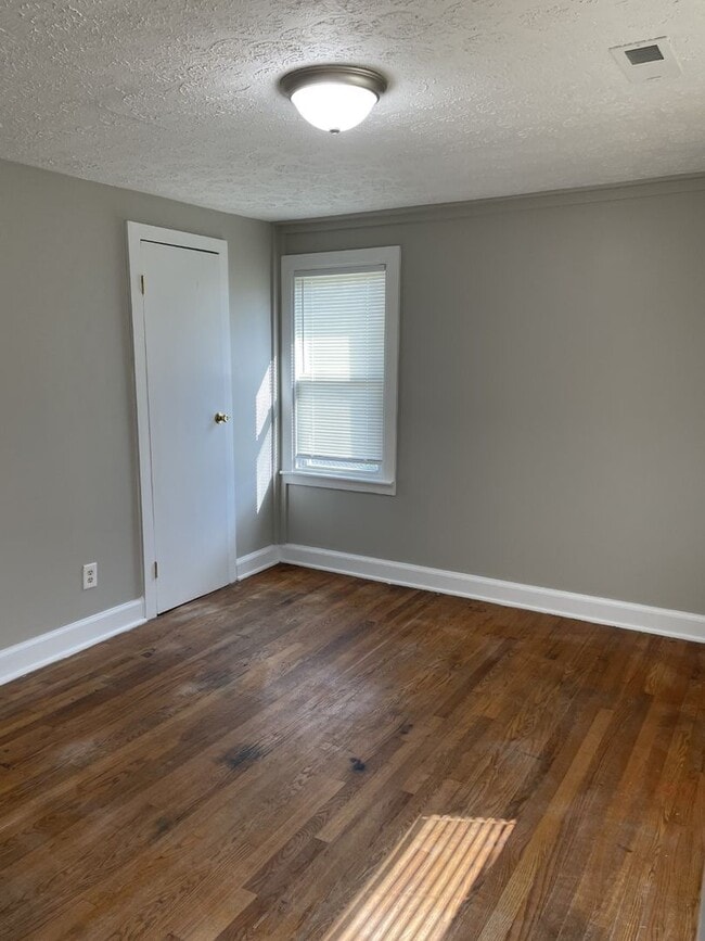 Building Photo - 4 Bedroom Two-Story Home with Large Yard, Lawn Care Included