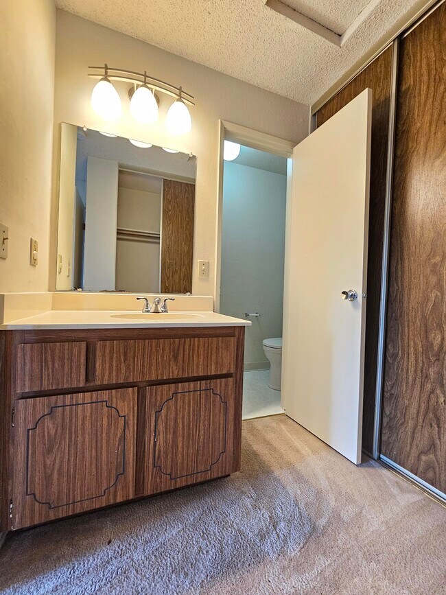 Building Photo - 5025 Valley Crest Dr